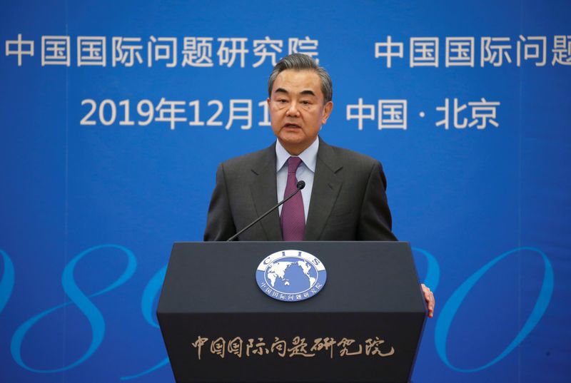 FOTO DE ARCHIVO: El ministro de Asuntos Exteriores de China, Wang Yi, pronuncia un discurso en un simposio anual sobre la situación internacional y la diplomacia de China en Pekín, el 13 de diciembre de 2019. REUTERS/Jason Lee