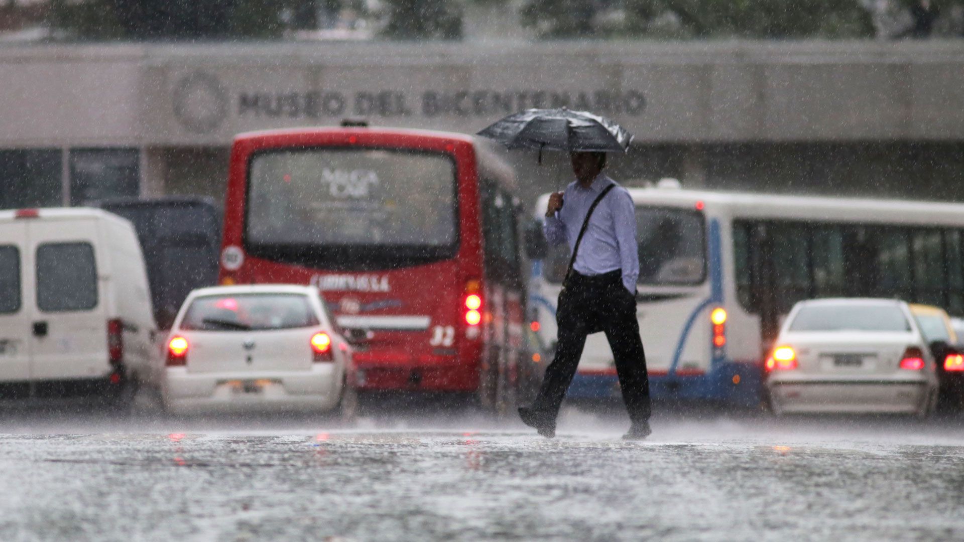 Las lluvias afectan a gran parte de la Capital Federal y del Conurbano. (NA)