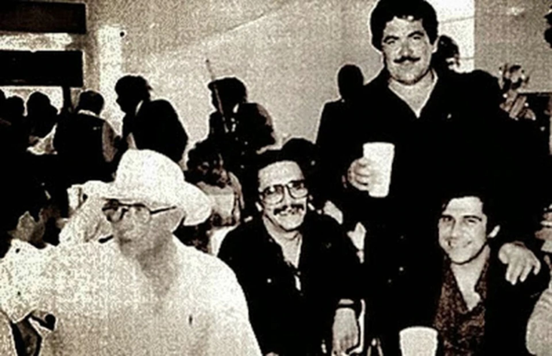 Juan Nepomuceno Guerra (sombrero), tío de Juan García Ábrego, en su bar Piedras Negras, en Matamoros. (Especial)