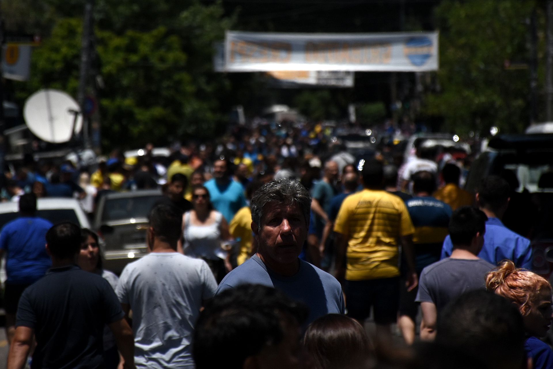 En las inmediaciones de la cancha de Boca, sigue habiendo muchísima gente (Fotos Nicolás Stulberg)
