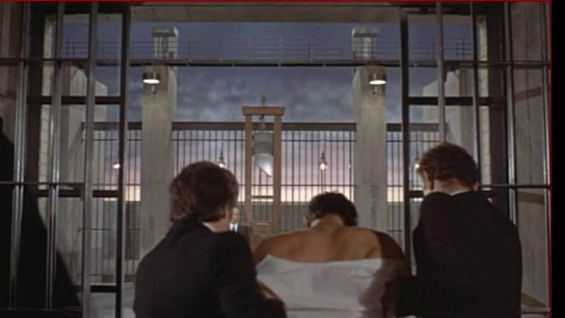 El personaje encarnado por Alain Delon es llevado a la guillotina en "Dos contra la ciudad". La película, del año 1973, constituyó un fuerte alegato contra la pena de muerte. 