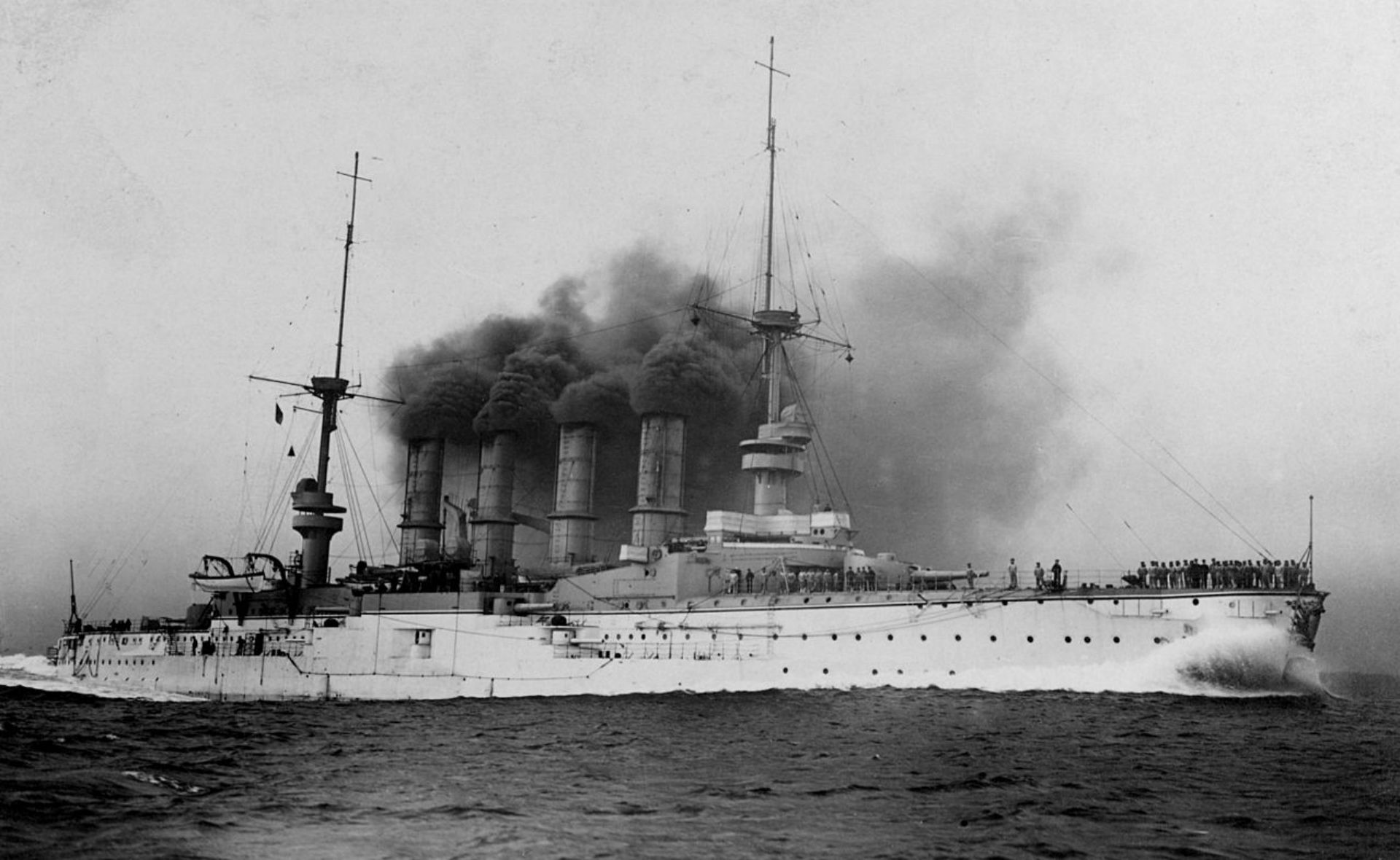 El SMS Scharnhorst, busque insignia de la Escuadra de Asia Oriental (U.S. Office of Naval Intelligence)