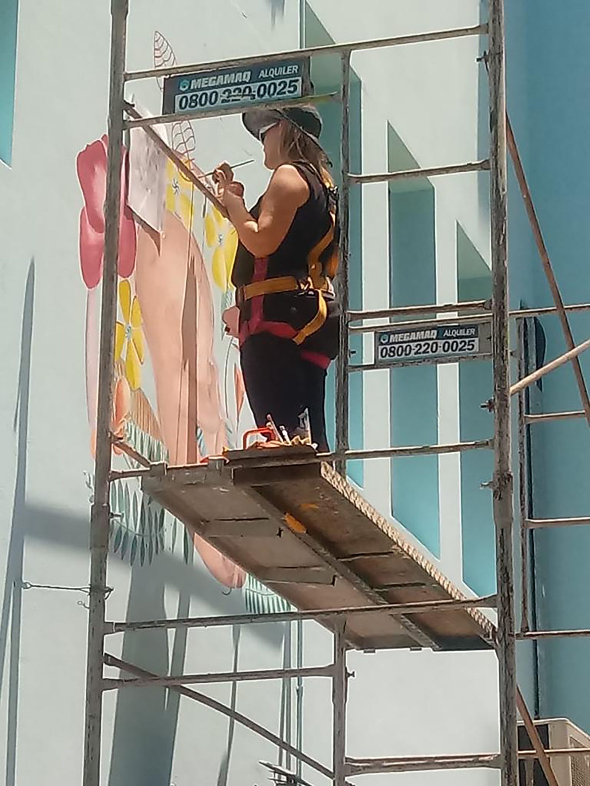 La artista, durante la realización del mural