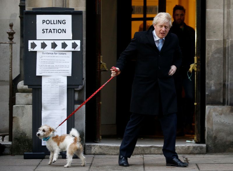 El primer ministro de Reino Unido, Boris Johnson, con su perro Dilyn, después de votar en las elecciones generales en Londres, Reino unido, el 12 de diciembre de 2019. REUTERS/Henry Nicholls