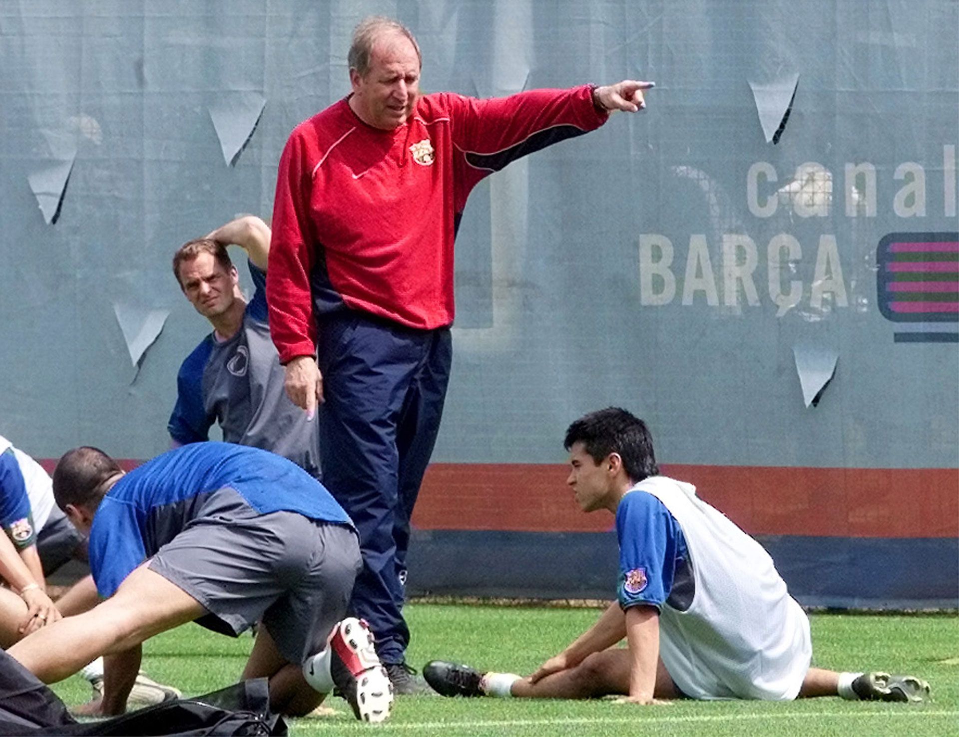 Carles Rexach, como técnico del Barcelona, le da indicaciones a Javier Saviola y al holandés Frank de Boer durante en una práctica en el Nou Camp en 2002. REUTERS/Gustau Nacarino GN/GB