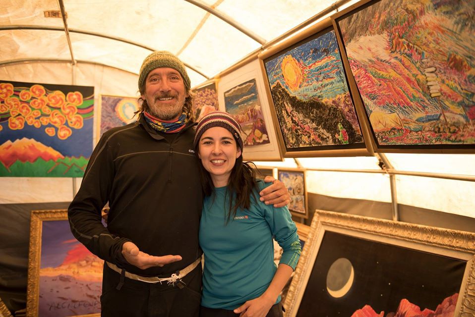 Miguel Doura en su galería de arte en el Aconcagua, junto a una visitante.