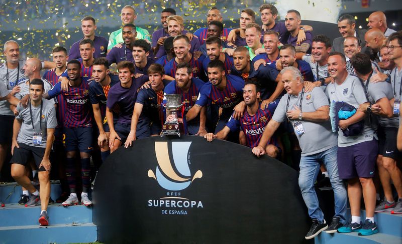 Foto de archivo del Barcelona celebrando la conquista de la Supercopa de España ante Sevilla en Tanger, Marruecos. Ago 12, 2018. REUTERS/Jon Nazca