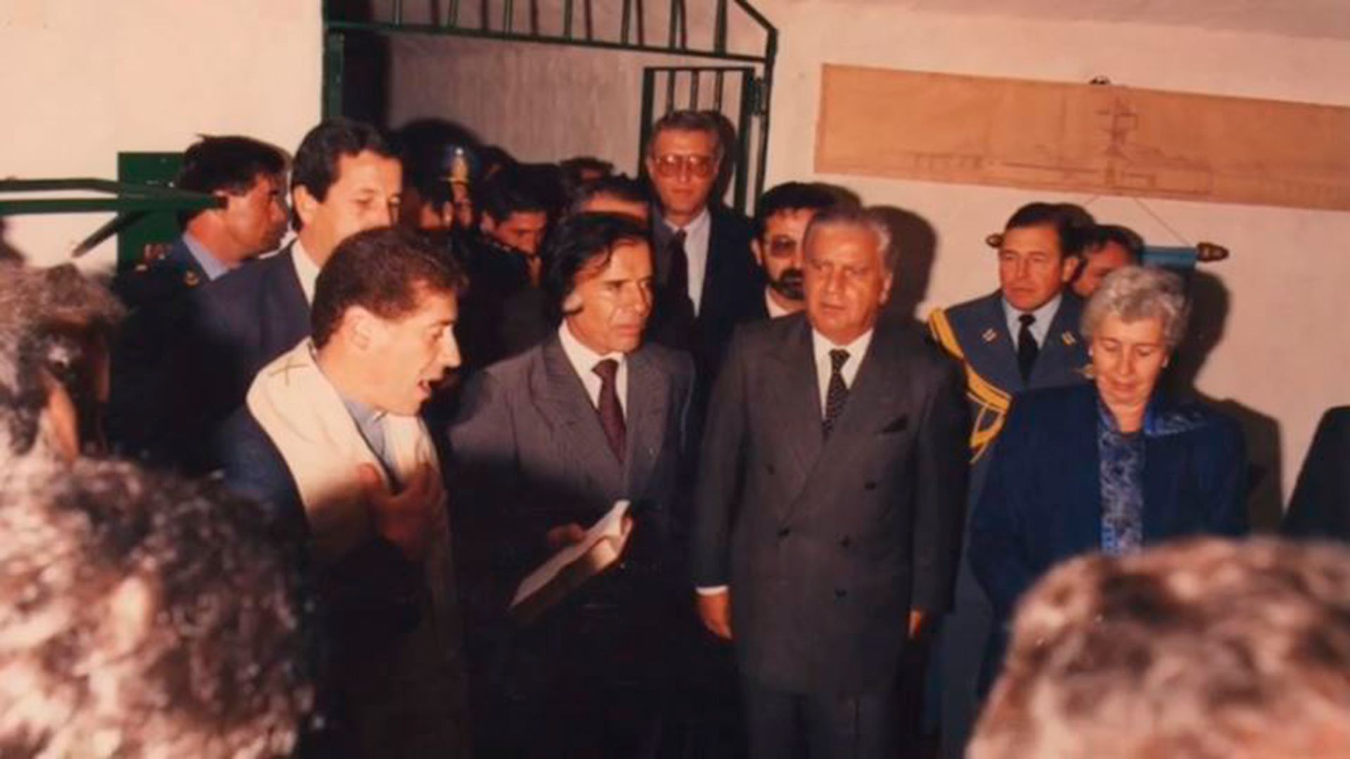 Como capellán del Servicio Penitenciario Bonaerense, al lado del ex presidente Carlos Menem y el ex gobernador Antonio Cafiero