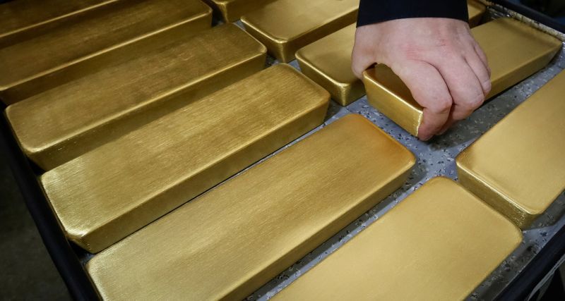 Imagen de archivo de un empleado ordenando lingotes de oro en la planta de Krastsvetmet en la ciudad siberiana de Krasnoyarsk, Rusia. 22 noviembre 2018. REUTERS/Ilya Naymushin