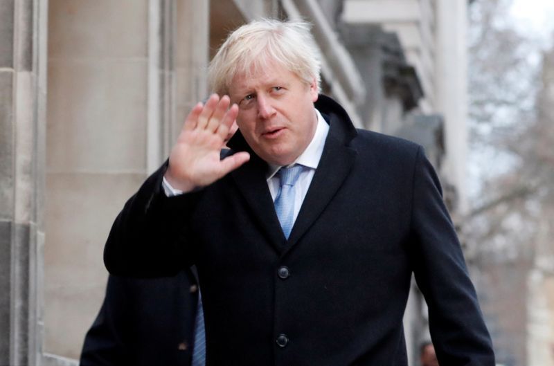 El primer ministro británico Boris Johnson saluda tras llegar a un centro de votación para emitir su sufragio en los comicios en Reino Unido. 12 de diciembre de 2019. REUTERS/Thomas Mukoya