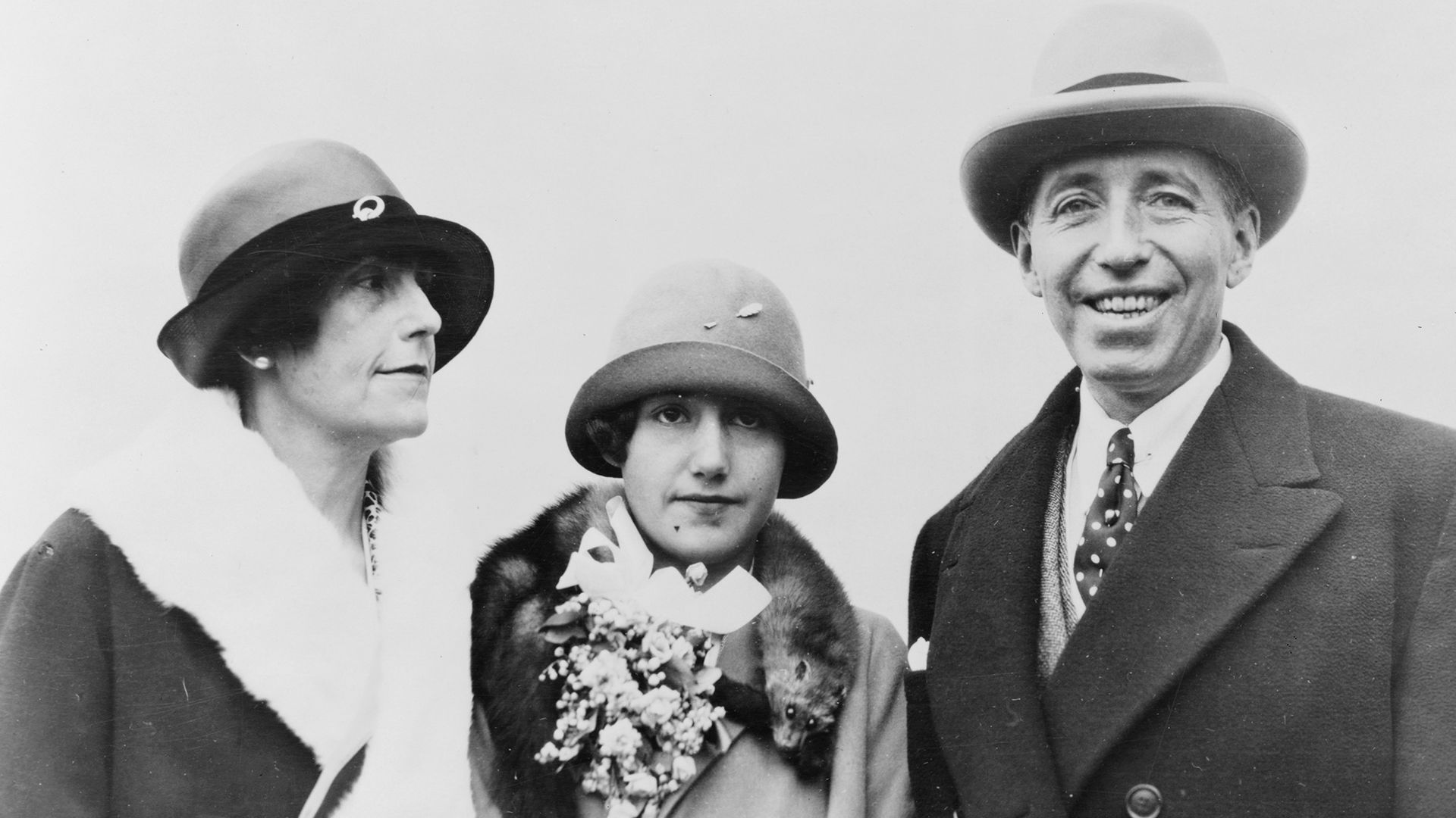 Pierre Camille Cartier junto a su esposa Elma y su hija Marion. en una foto del 8 de junio de 1926. (Granger/Shutterstock) 