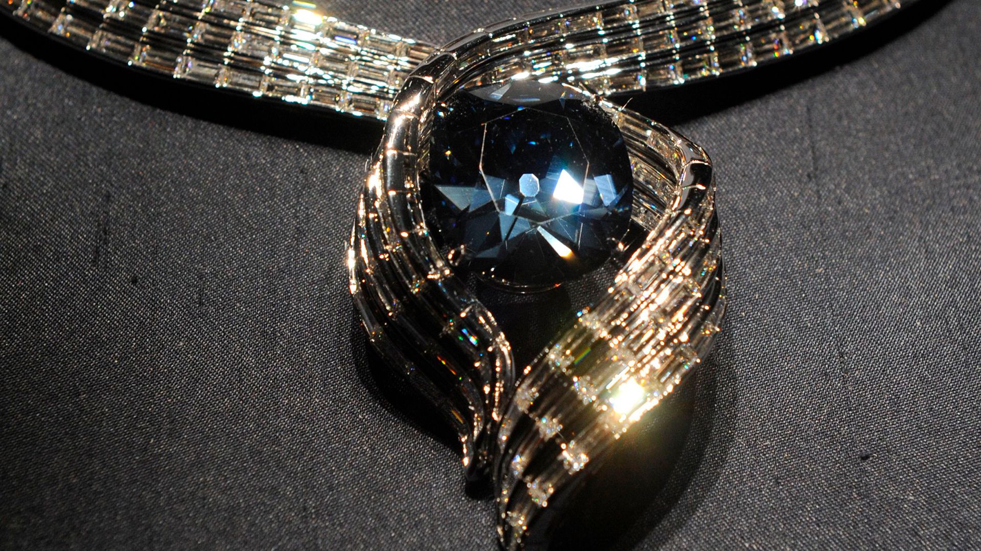 El diamante Hope, tal como está montado en la actualidad, en exhibición en el Museo de Historia Natural del Instituto Smithsoniano donde lo donó su último dueño, Harry Winston. (Fairchild Archive/Penske Media/Shutterstock)