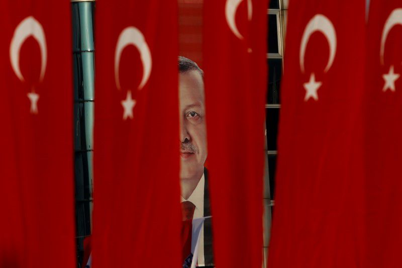 Foto de archivo. Una fotografía del presidente de Turquía, Tayyip Erdogan, a través de banderas del país en Estambul. 14 de abril de 2017. REUTERS/Alkis Konstantinidis.
