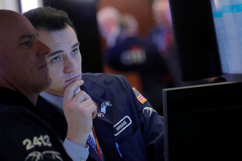 Foto de archivo. Operadores trabajan en el piso de la bolsa de valores de Nueva York, EEUU. 17 de diciembre de 2019. REUTERS/Brendan McDermid.