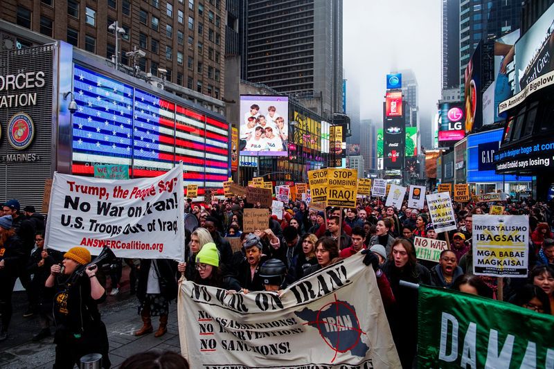 Foto del sábado de una marcha en Times Square, Nueva York, contra las crecientes tensiones entre EEUU e Irán. Ene 4, 2020. REUTERS/Eduardo Munoz