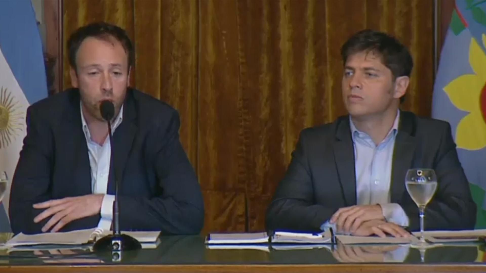 Pablo López y Axel Kicillof durante la conferencia de prensa