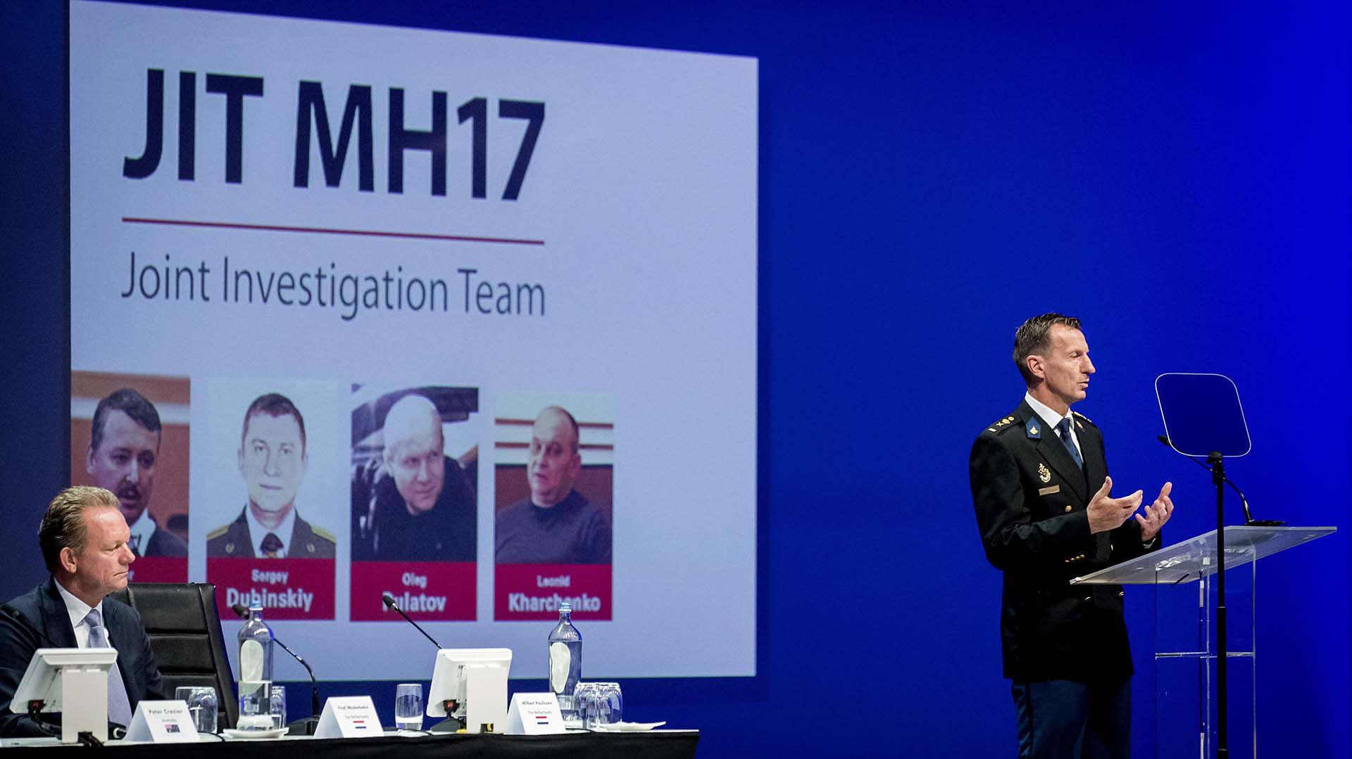 Wilbert Paulissen del Joint Investigation Team (JIT) explica cómo fue disparado y quién lanzó el misil que derribó al vuelo MH17 de Malaysia Airlines en Ucrania. El juicio comenzará en los próximos días en Holanda. (Photo by Robin van Lonkhuijsen / ANP / AFP)
