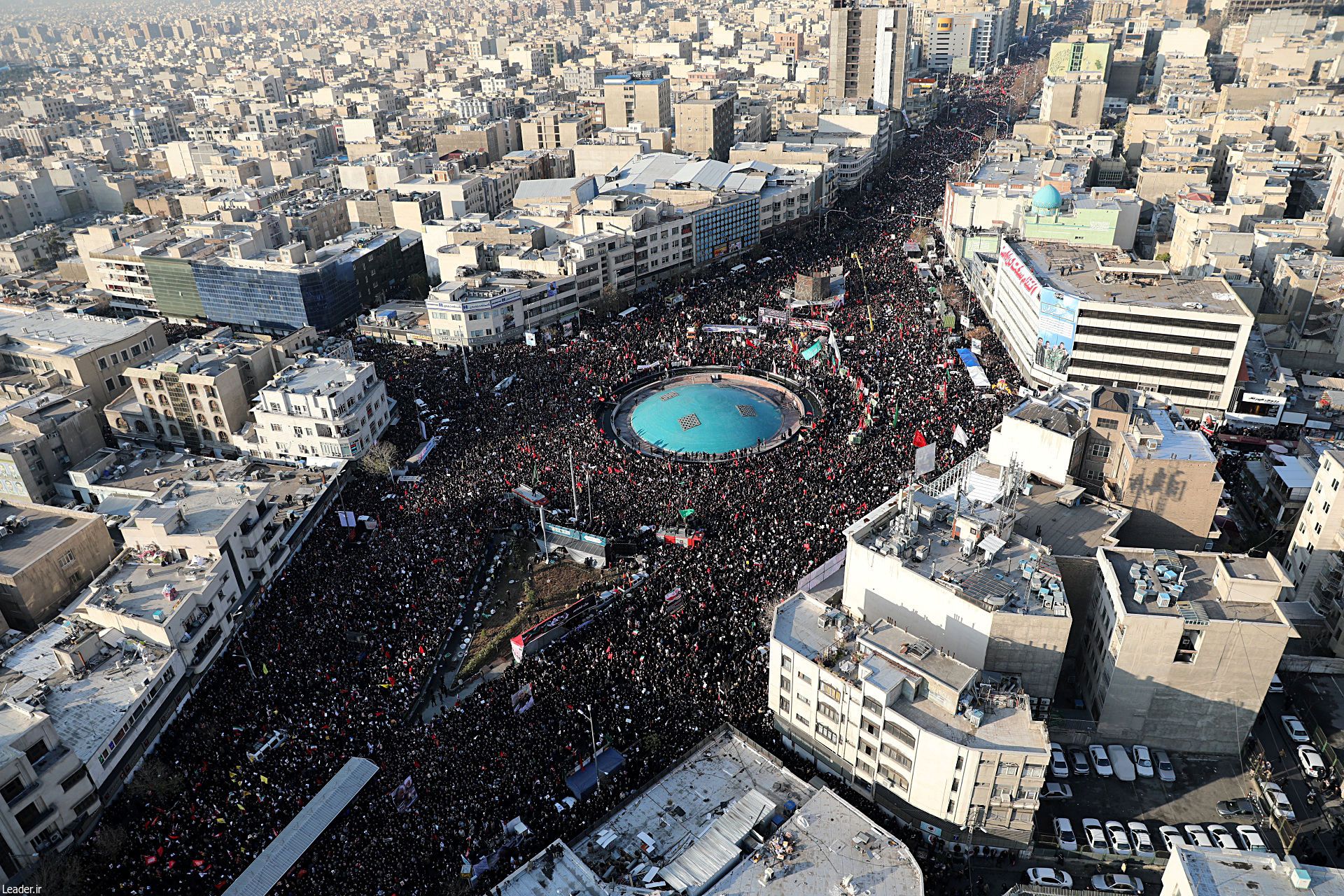 Una multitud en el funeral de Soleimani en Teherán, el 6 de enero (Official Khamenei website/Handout vía Reuters)