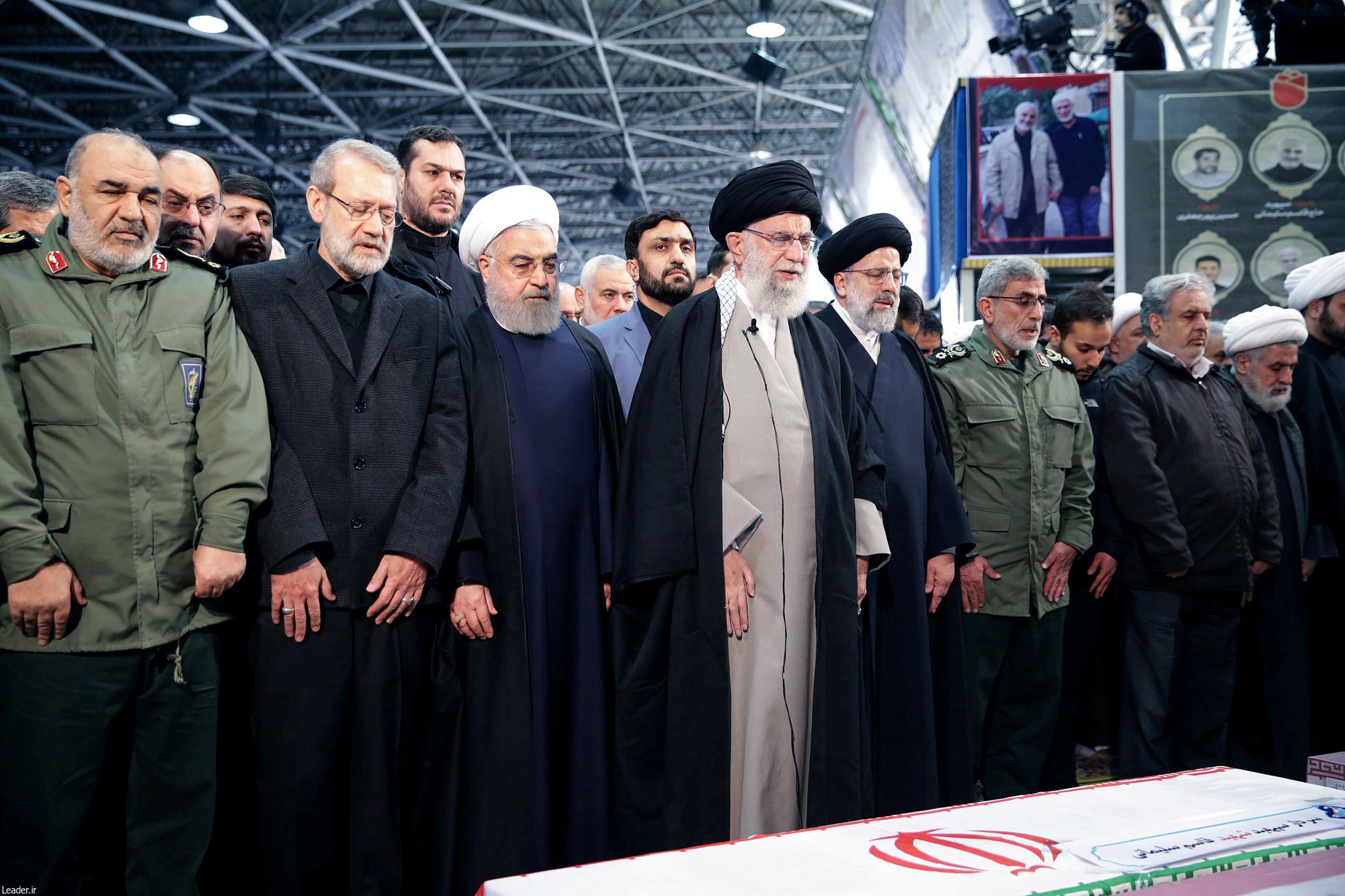 El líder supremo Alí Khamenei y el presidente Hasan Rohani rezan cerca del ataúd del general Soleimani (Reuters)
