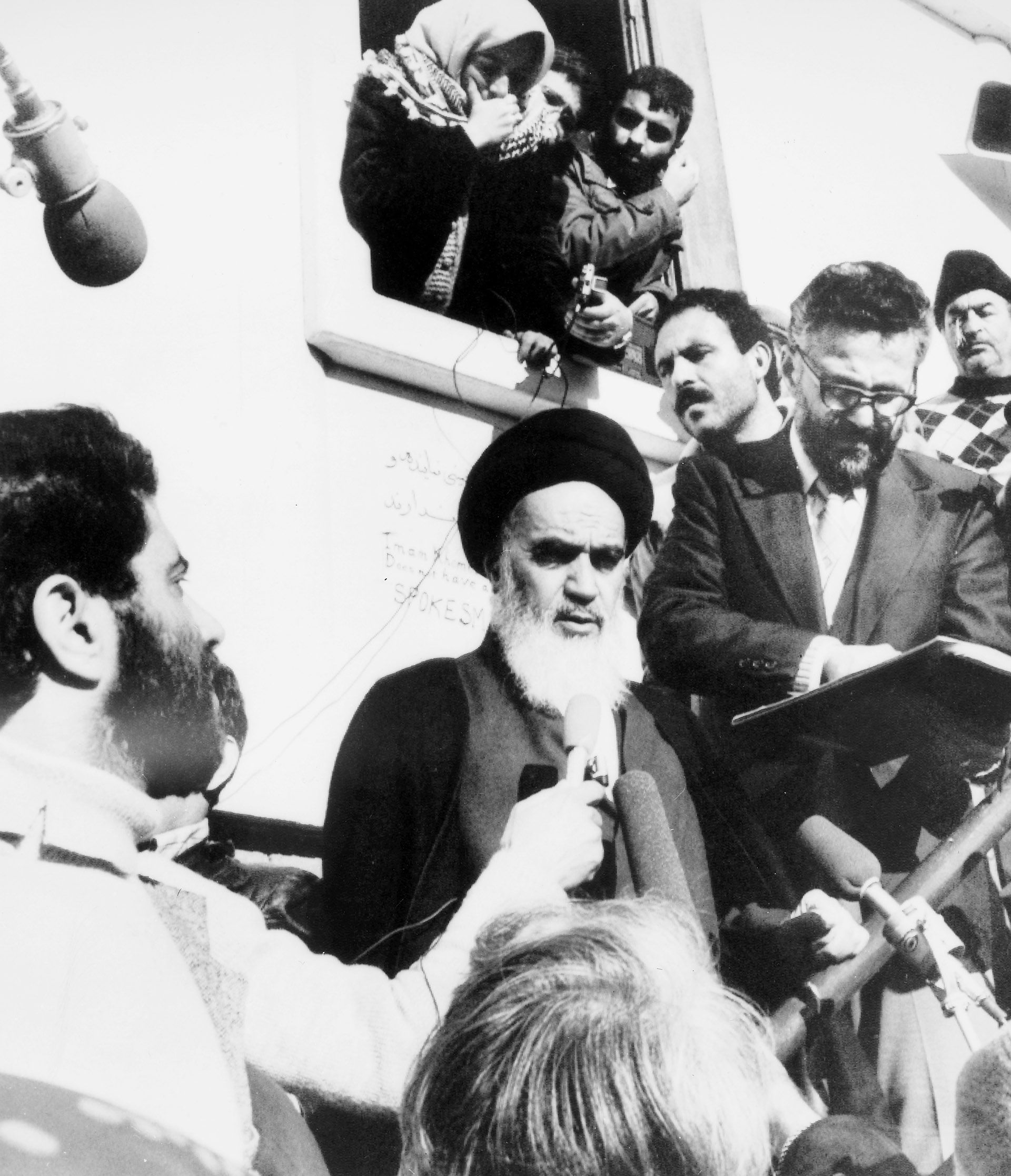 El ayatollah Khomeini se dirige a sus partidarios fuera de su residencia en Neauphle-Le-Chateau, Francia, con motivo de la salida del sha Mohammed Reza Pahlavi de Irán, 16 de enero de 1979 (Foto de Granger/ Shutterstock (8699262a))