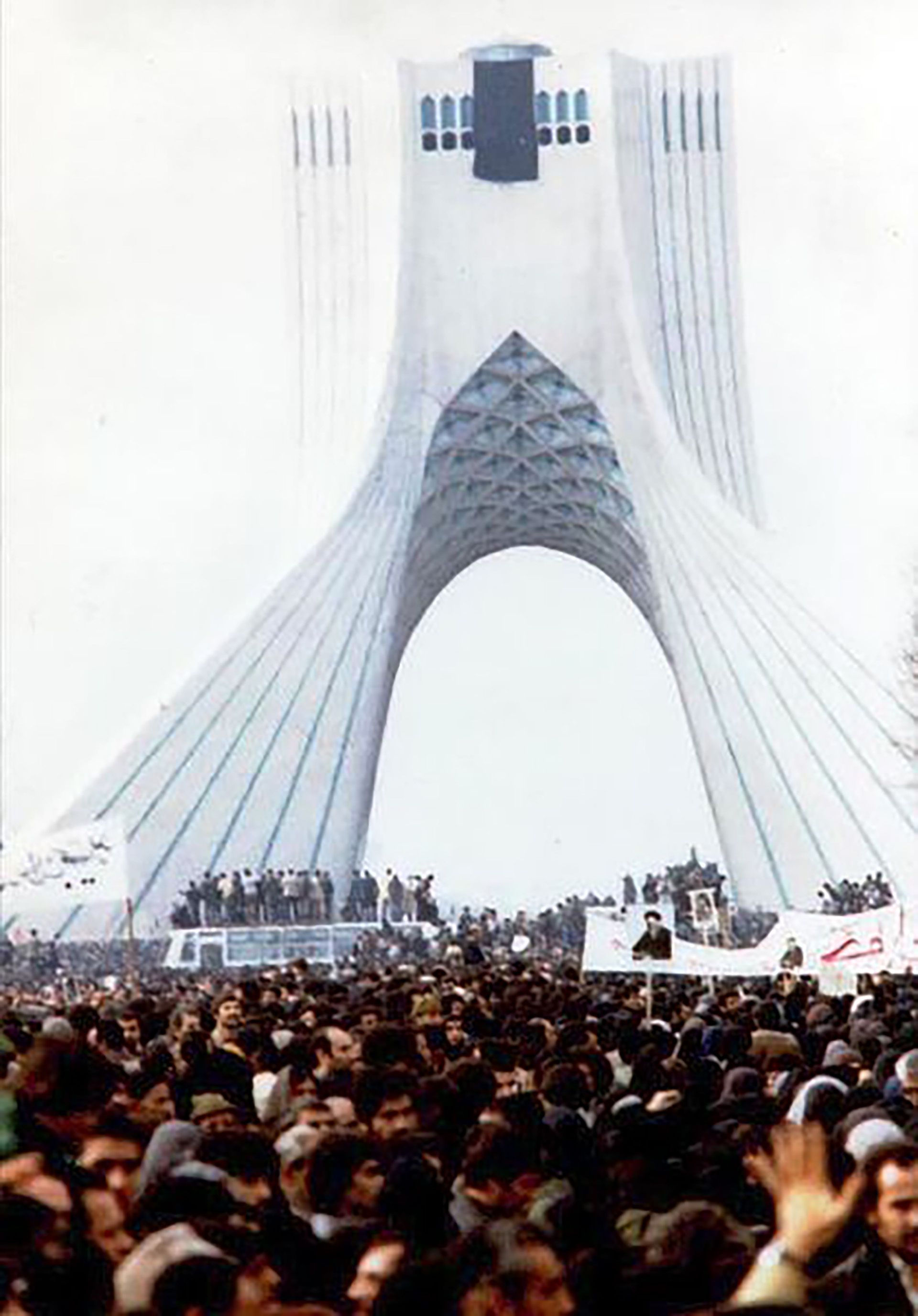 Una multitud celebra el triunfo de la revolución de 1979 en la Torre Azadi de Teherán
