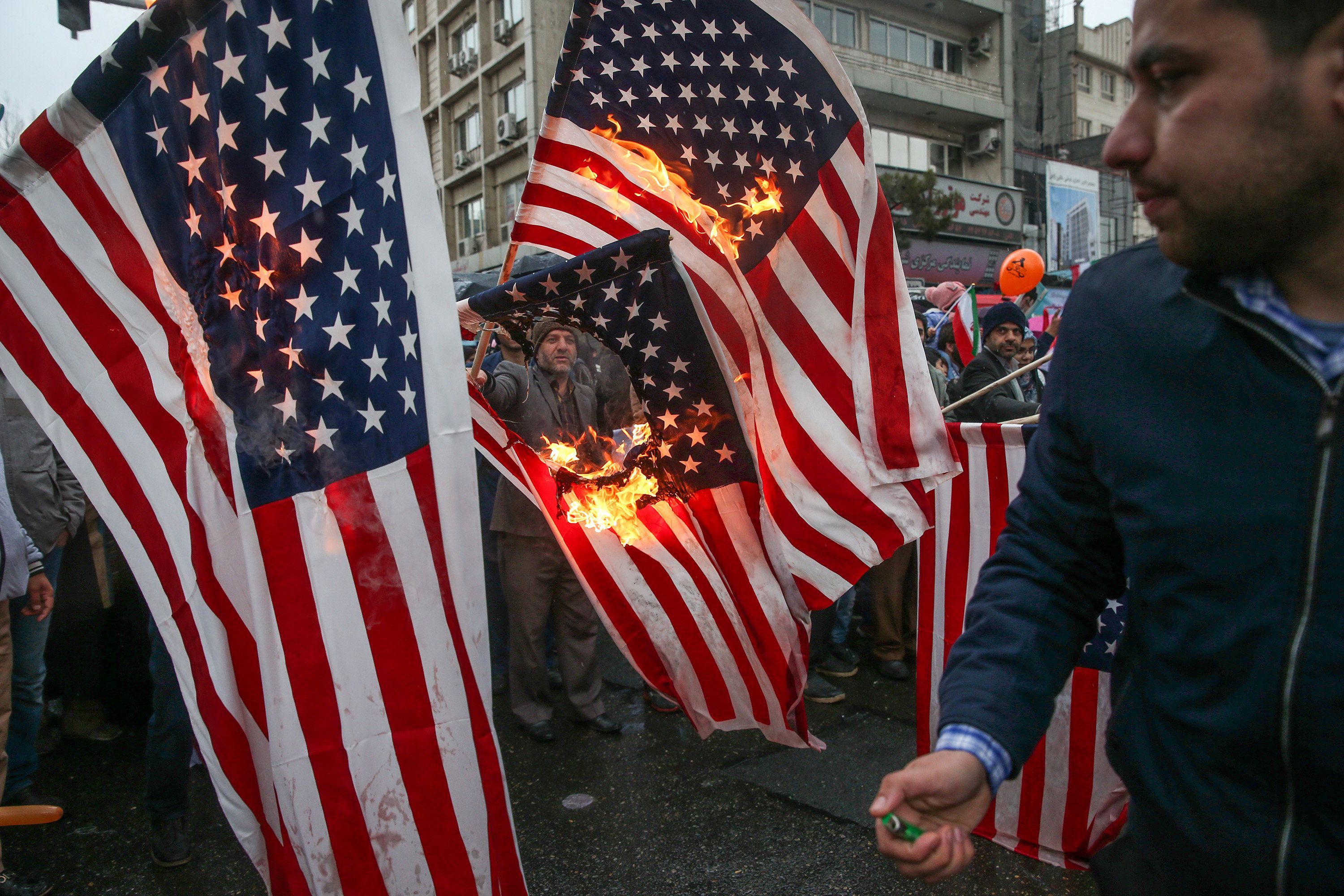 Ciudadanos iraníes queman banderas estadounidenses durante una ceremonia para conmemorar el 40 aniversario de la Revolución Islámica en Teherán, Irán, el 11 de febrero de 2019 (Meghdad Madadi/Agencia de Noticias Tasnim/ vía Reuters)