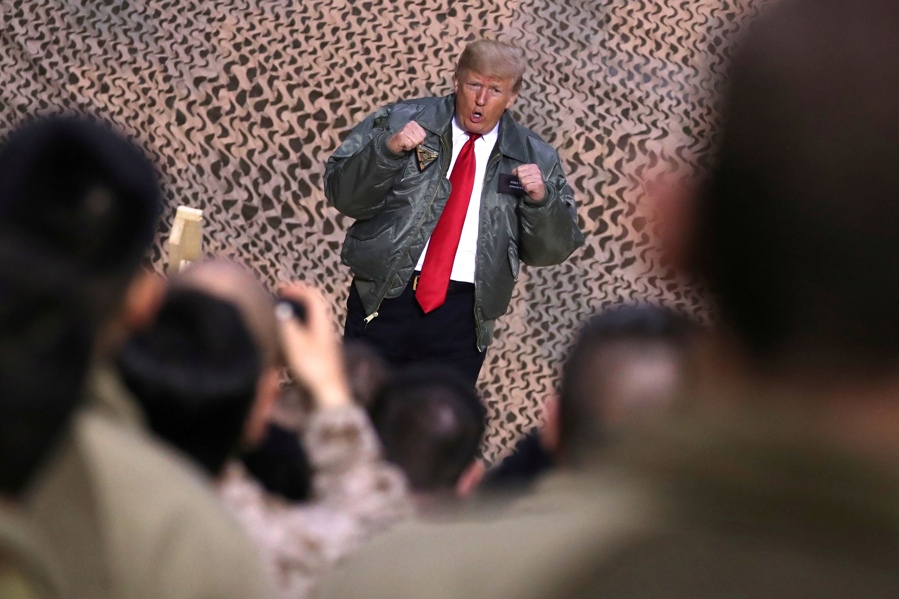 El presidente de los Estados Unidos Donald Trump pronuncia un discurso ante las tropas estadounidenses en una visita no anunciada a la base aérea de Al Assad, en Irak, el 26 de diciembre de 2018. Su llegada a la Casa Blanca tensó la relación con Irán (Reuters/ Jonathan Ernst/ Foto de archivo)