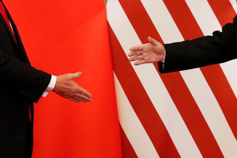 Imagen de archivo del presidente de Estados Unidos, Donald Trump, y el presidente de China, Xi Jinping, dándose la mano después de hacer declaraciones conjuntas en el Gran Salón del Pueblo en Pekín, China, el 9 de noviembre de 2017