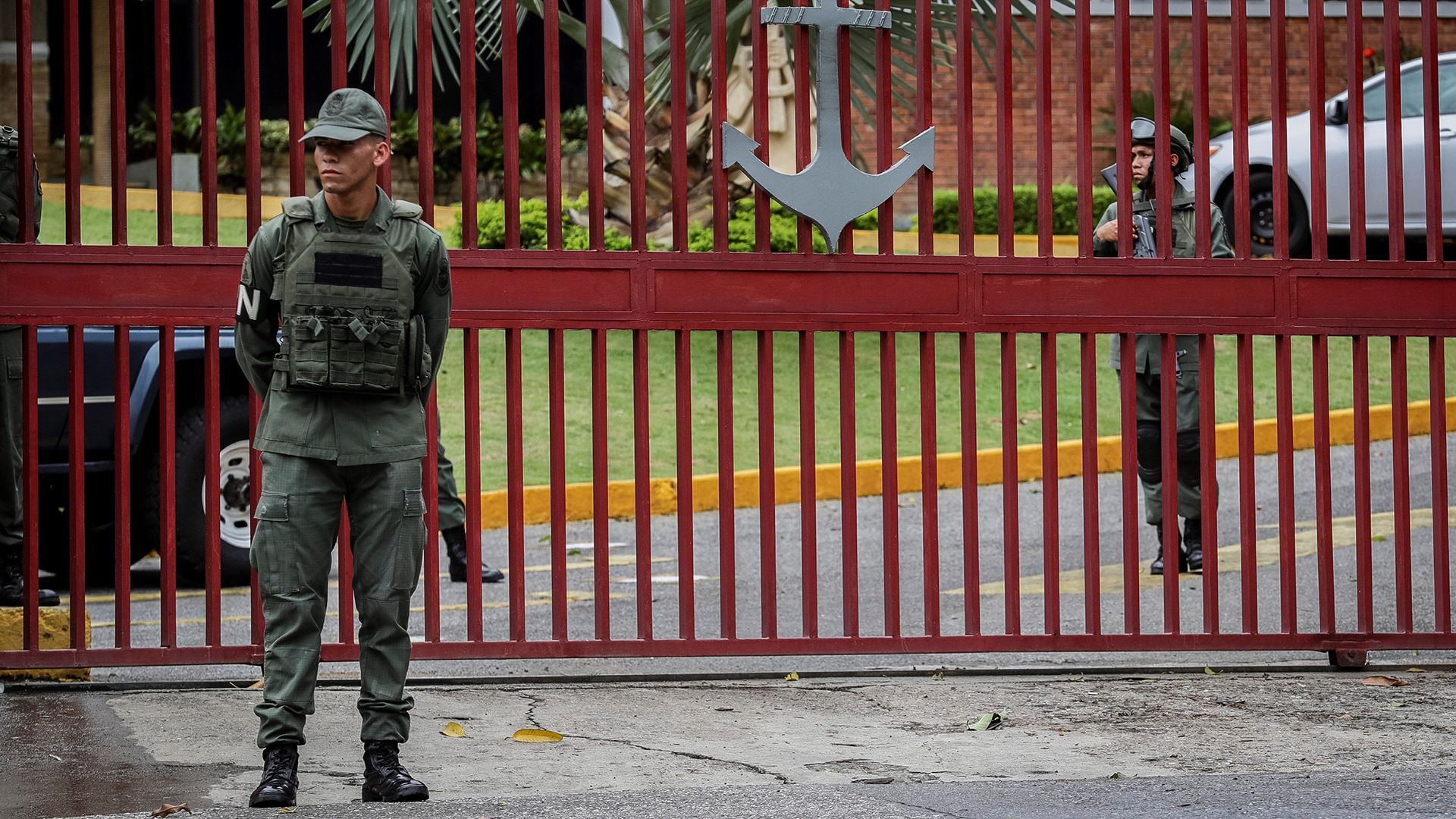 Militares custodian la entrada del Comando General de la Armada Bolivariana este lunes en Caracas (EFE/ Rayner Peña R.)