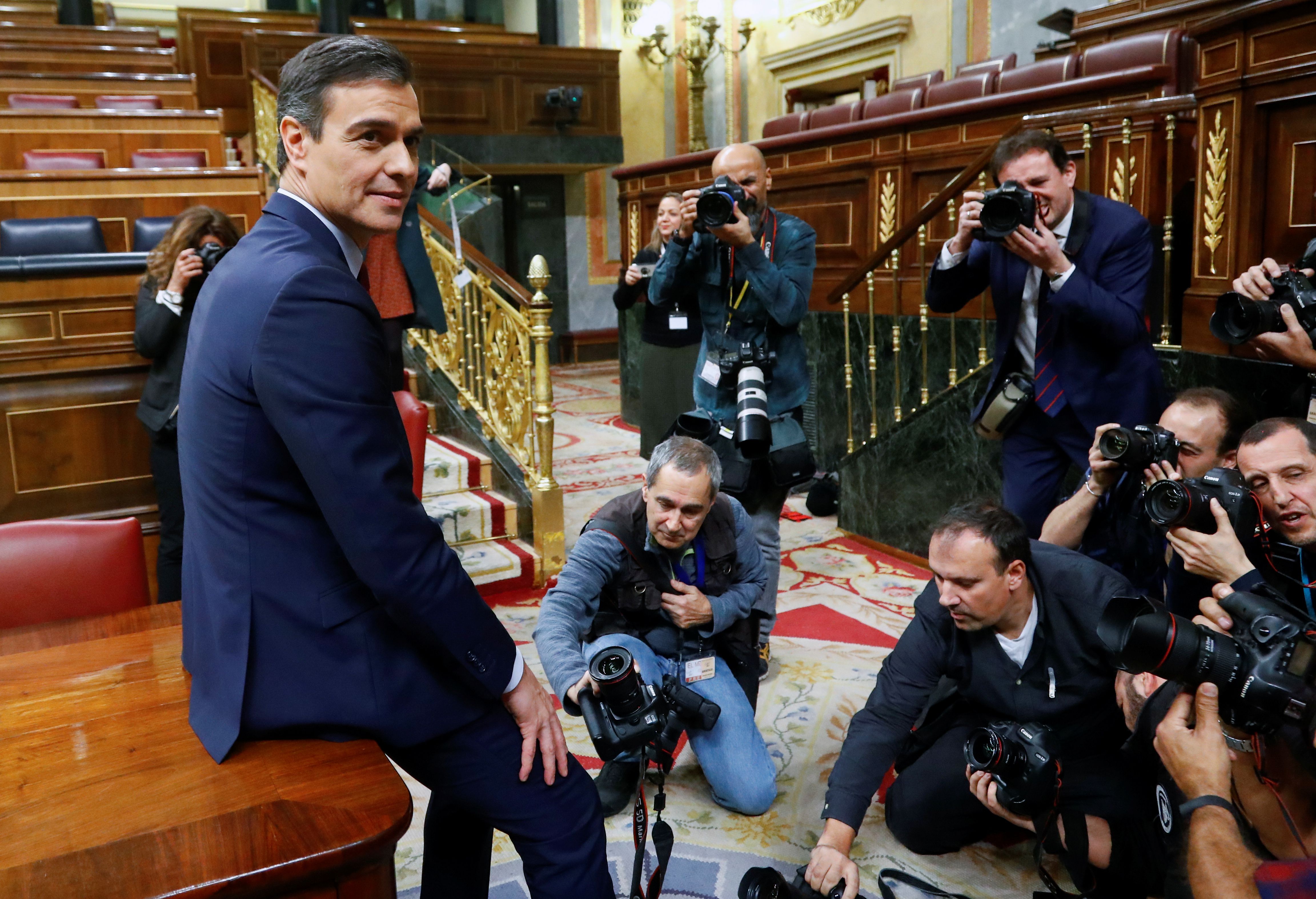 Sanchez posa para los fotógrafos tras la votación decisiva en el Congreso (REUTERS/Stringer)