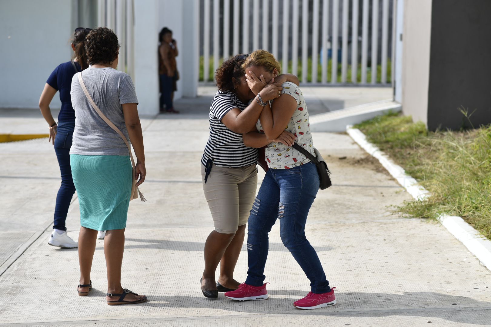 Familiares de las víctimas del bar Caballo Blanco fuera del servicio médico forense (Foto: Cuartoscuro)