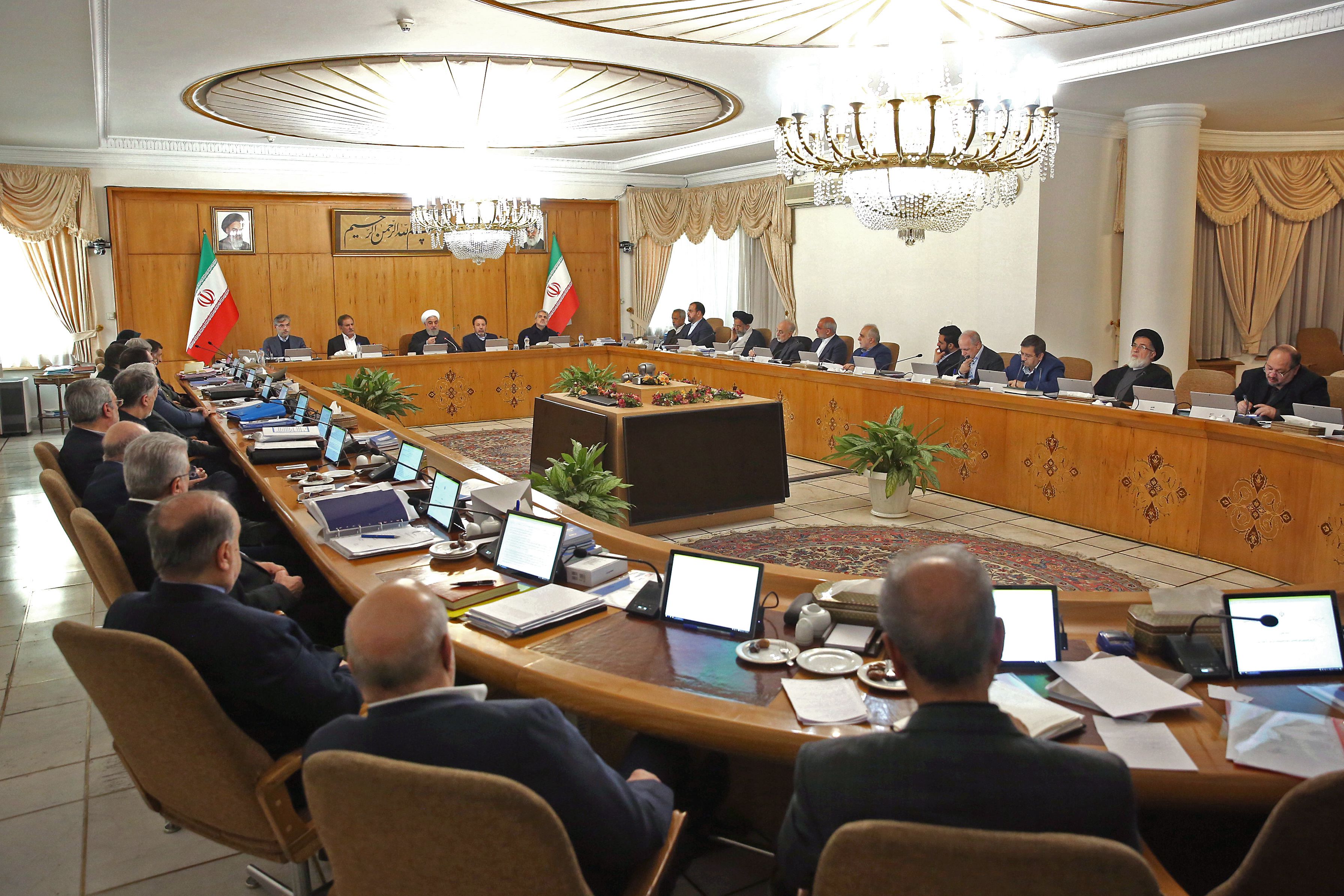 El gabinete reunido escucha el pedido de "diversidad" realizado por Rouhani (AFP)