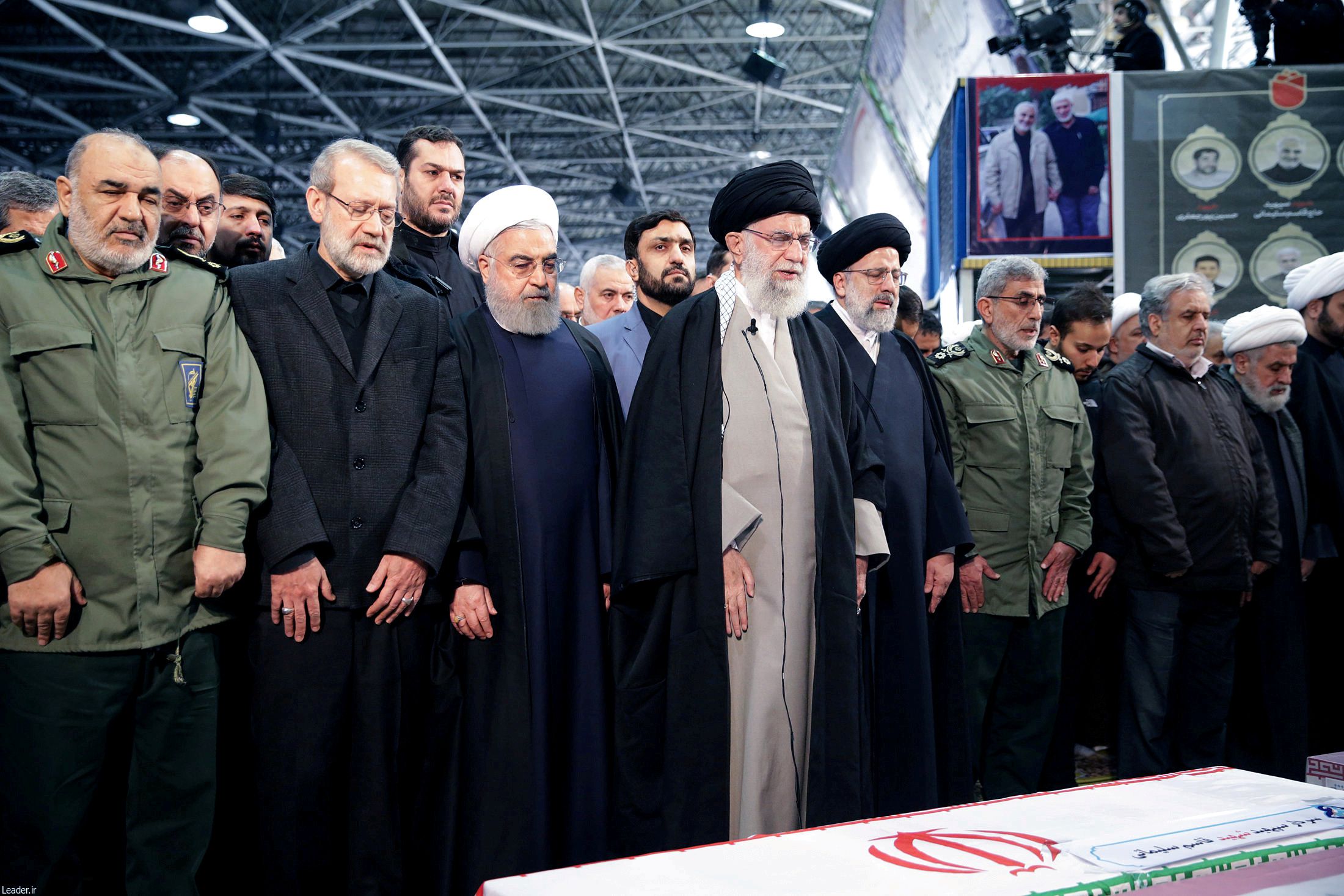 Rohani junto al líder supremo de Irán, ayatolá Ali Khamenei, frente al ataúd que contiene los restos del general Qassem Soleimani (Reuters)