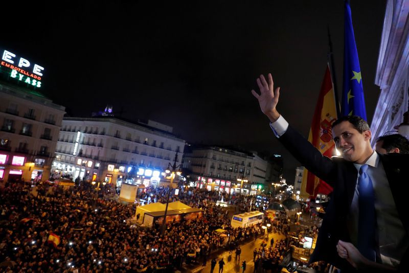 Juan Guaidó encabezó un multitudinario acto en la Puerta del Sol, en Madrid, con la diáspora venezolana (REUTERS/Susana Vera)