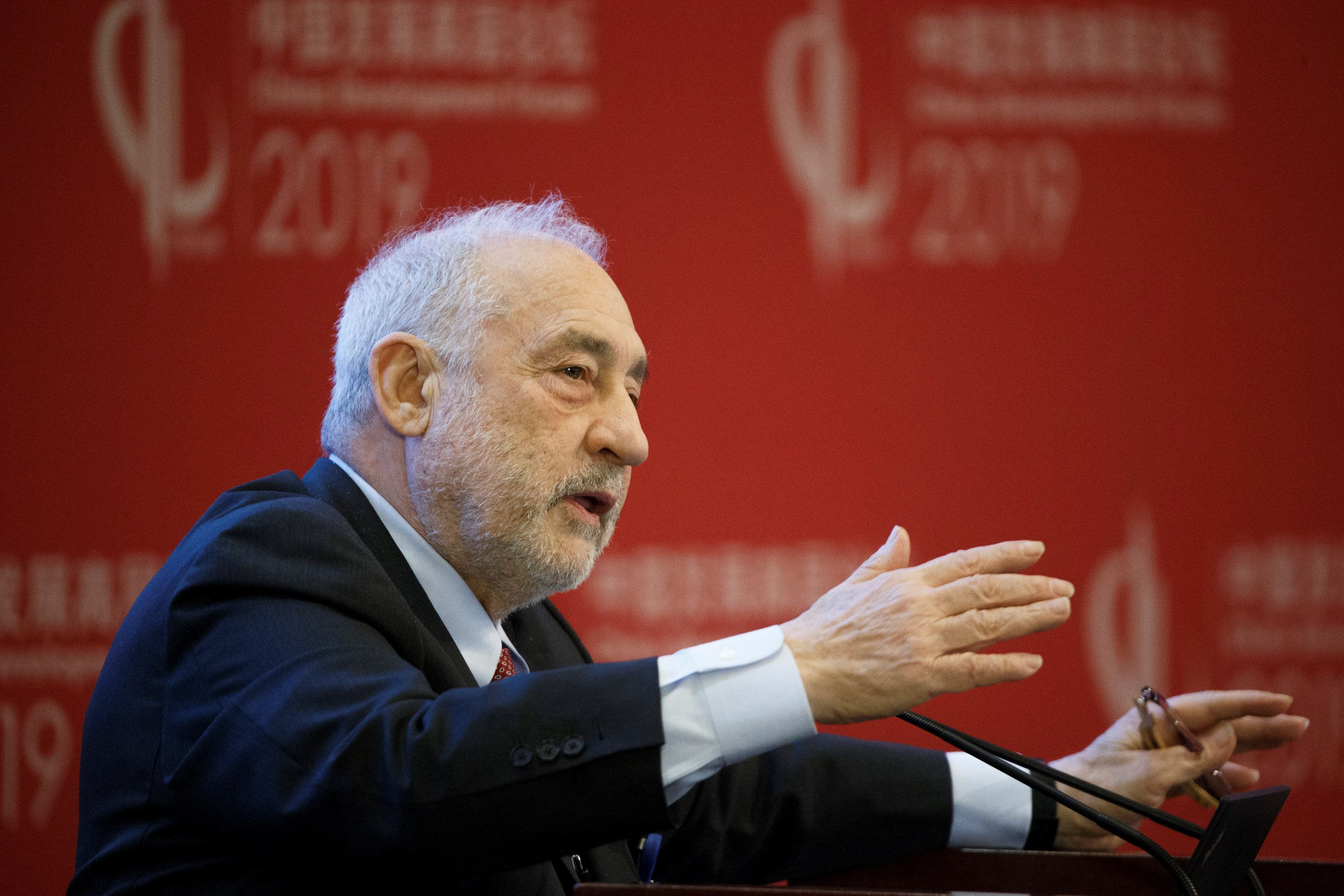 La deuda es excesiva, van a tener que aceptar "recortes significativos" fue el mensaje en Davos de Joseph Stiglitz (REUTERS/Thomas Peter/Pool)