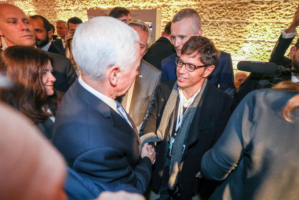Kicillof en Jerusalén, saludando al presidente israelí. Desde allí, postergó el plazo para conseguir el consenso del 26 de enero al 5 de febrero
(GPO. Estado de Israel)