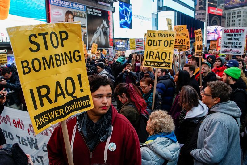 Foto del sábado de una manifestación en Times Square, Nueva York, por las tensiones entre EEUU e Irán. Ene 4, 2020. REUTERS/Eduardo Munoz