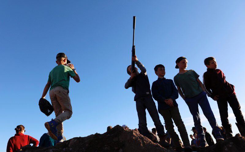 Niños de la comunidad mormona juegan con un rifle de juguete antes de la visita del presidente mexicano, Andrés Manuel López Obrador, a La Mora, Sonora, México. 11 de enero de 2020. REUTERS / Carlos Jasso