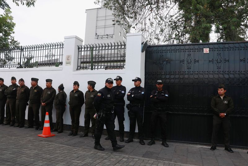 Oficiales de policía de Ecuador hacen guardia durante una protesta afuera de la embajada de México en Quito, (Foto: REUTERS/Henry Romero)