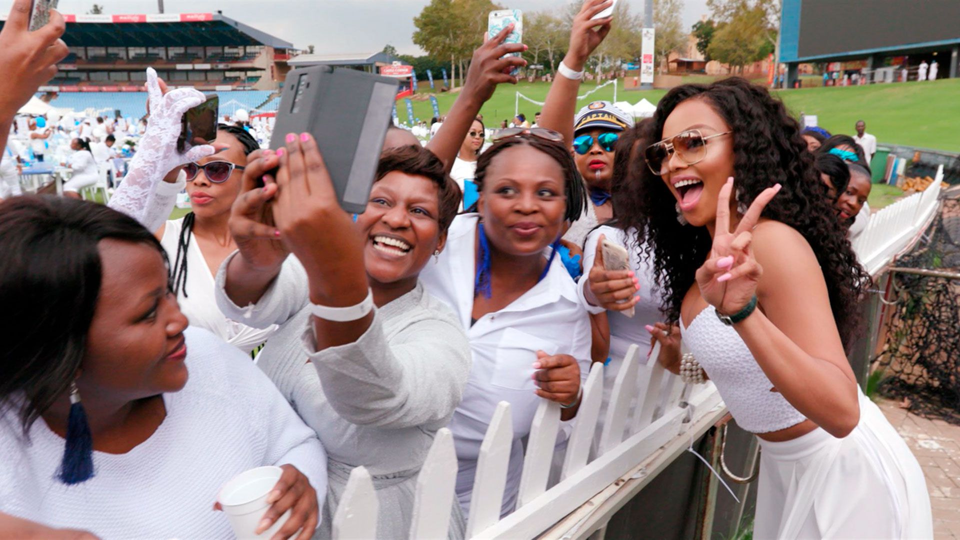 La estrella sudafricana de televisión Bonang Matheba junto a sus fanáticos