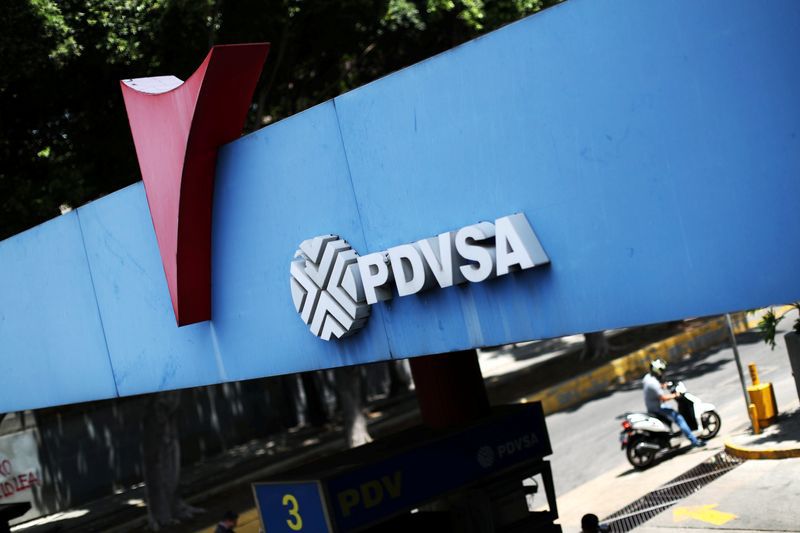 FOTO DE ARCHIVO: Logotipo de la petrolera estatal PDVSA en una estación de servicio en Caracas. 17 de mayo de 2019. REUTERS/Ivan Alvarado