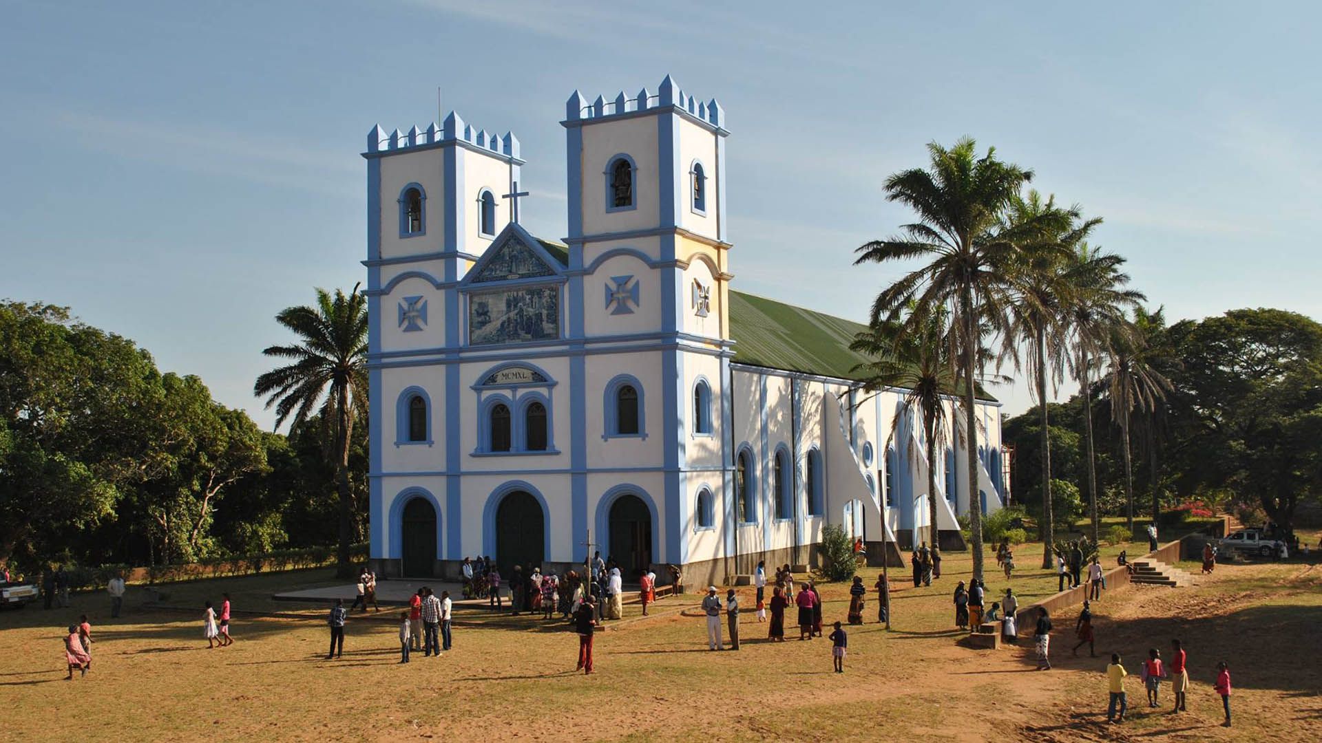 Fanático de Racing, el cura Juan Gabriel Arias pintó de celeste y blanco (los colores de su club, pero también de la Virgen), la iglesia de la pequeña localidad de Mozambique donde es párroco desde hace seis años.