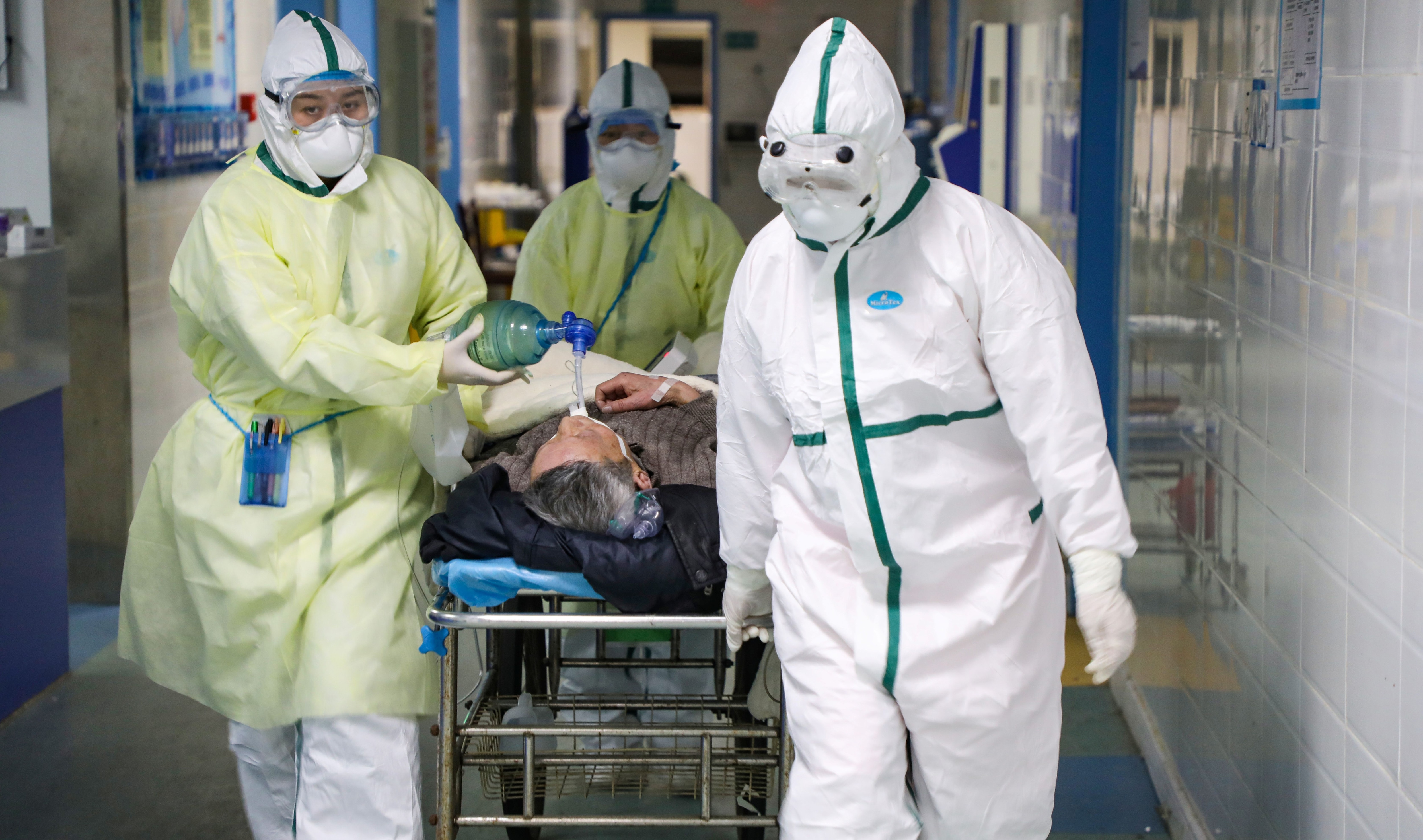 Un hombre infectado de coronavirus es aislado en un hospital de Wuhan (China Daily via REUTERS)