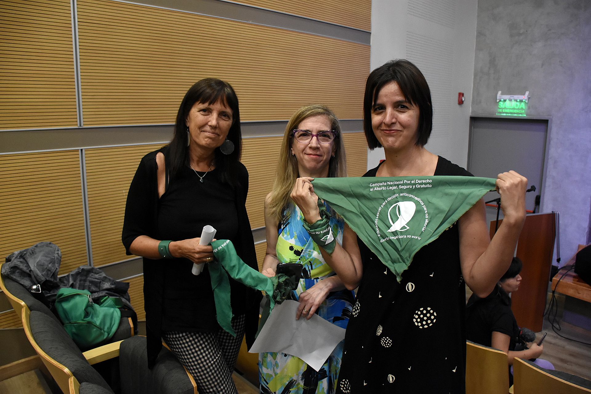 La escritora Claudia Piñeiro, junto a la periodista Ingrid Beck y a Ana Correa, autora de "Somos Belén" en la conferencia de prensa (Nicolás Stulberg)