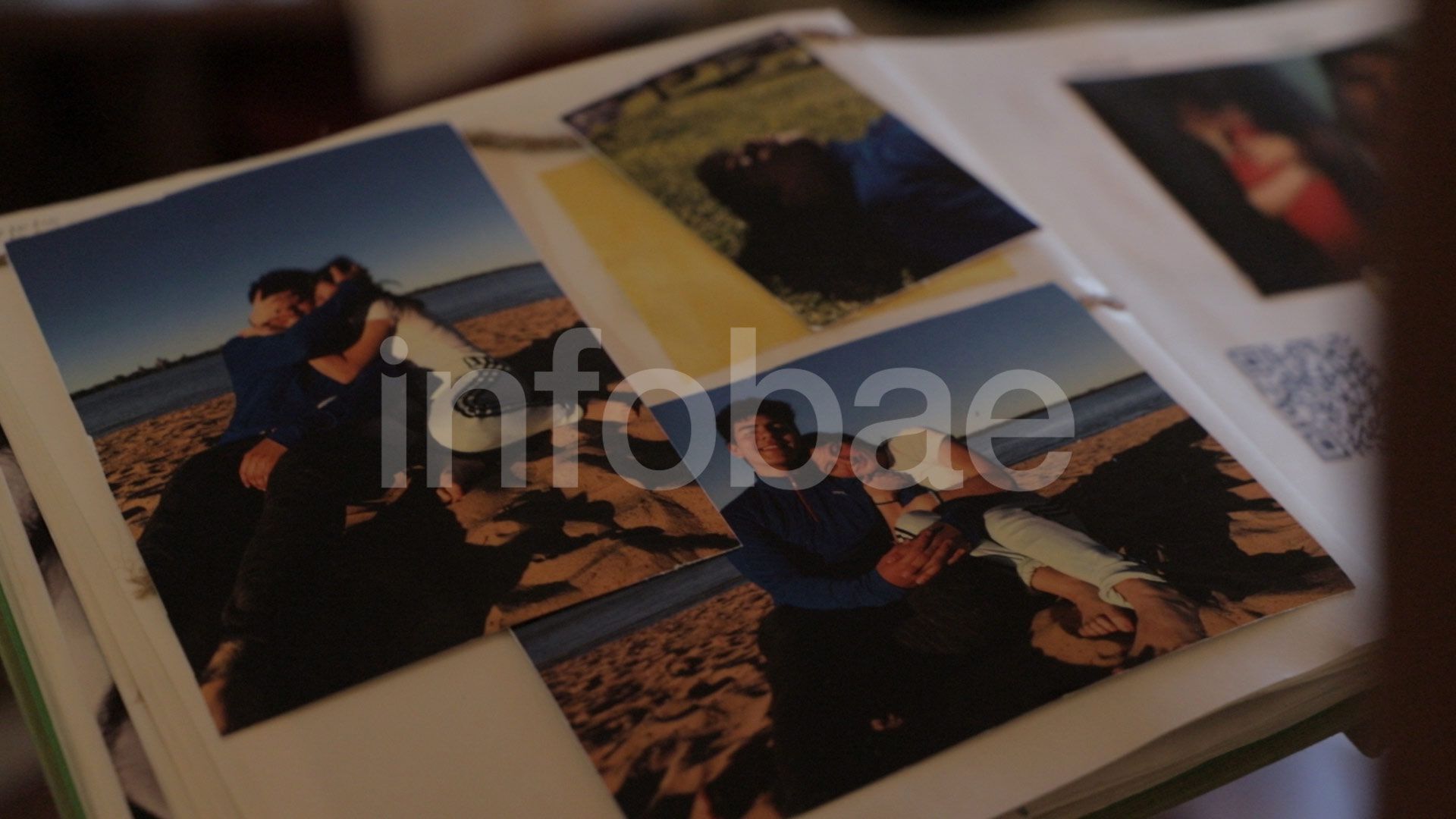 El álbum de fotos que Julieta le regaló a Fernando. En las imágenes están en las playas de Entre Ríos, donde viajaron el año pasado con los padres de ella