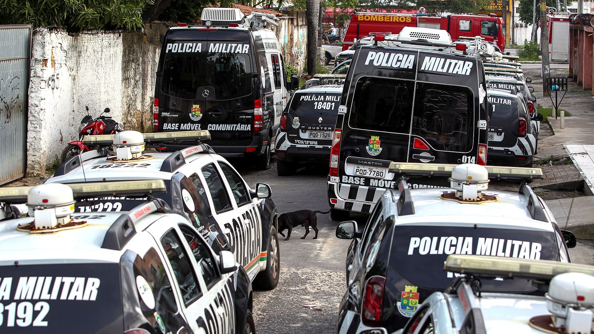 Varios vehículos de la policía permanecen fuera de servicio en el 18 Batallón de la Policía Militar durante el segundo día de huelga policial (EFE/ Jarbas Oliveira)