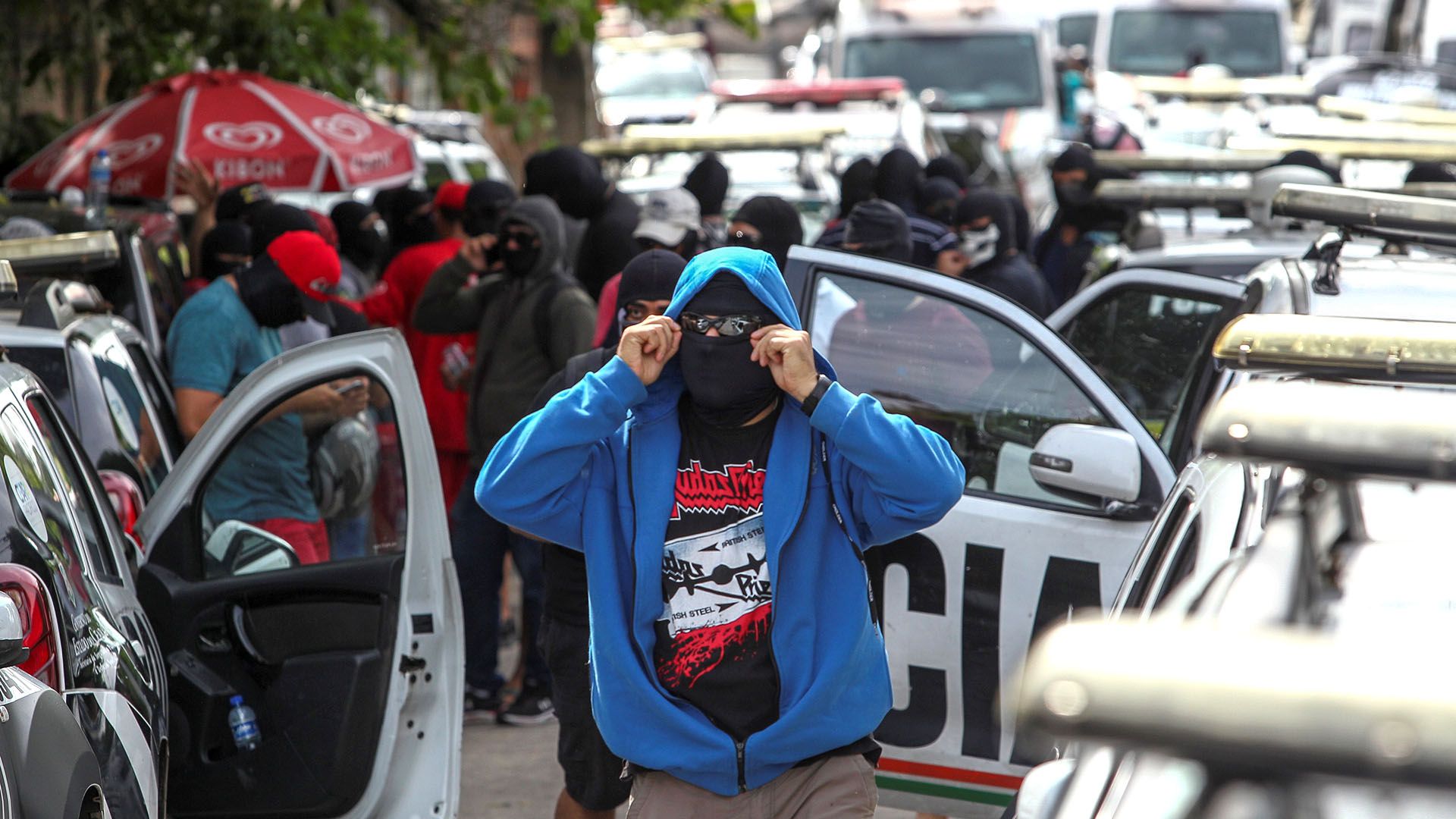 Policías encapuchados en una protesta (EFE/ Jarbas Oliveira)