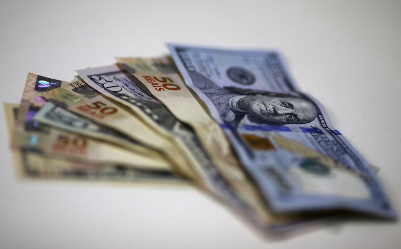 Foto de archivo ilustrativa de billetes de reales brasileños y dólares estadounidenses. Sep 10, 2015 REUTERS/Ricardo Moraes