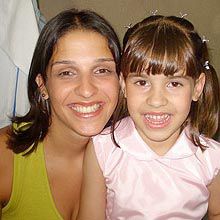 Isabella junto a su madre, Ana Carolina Oliveira 