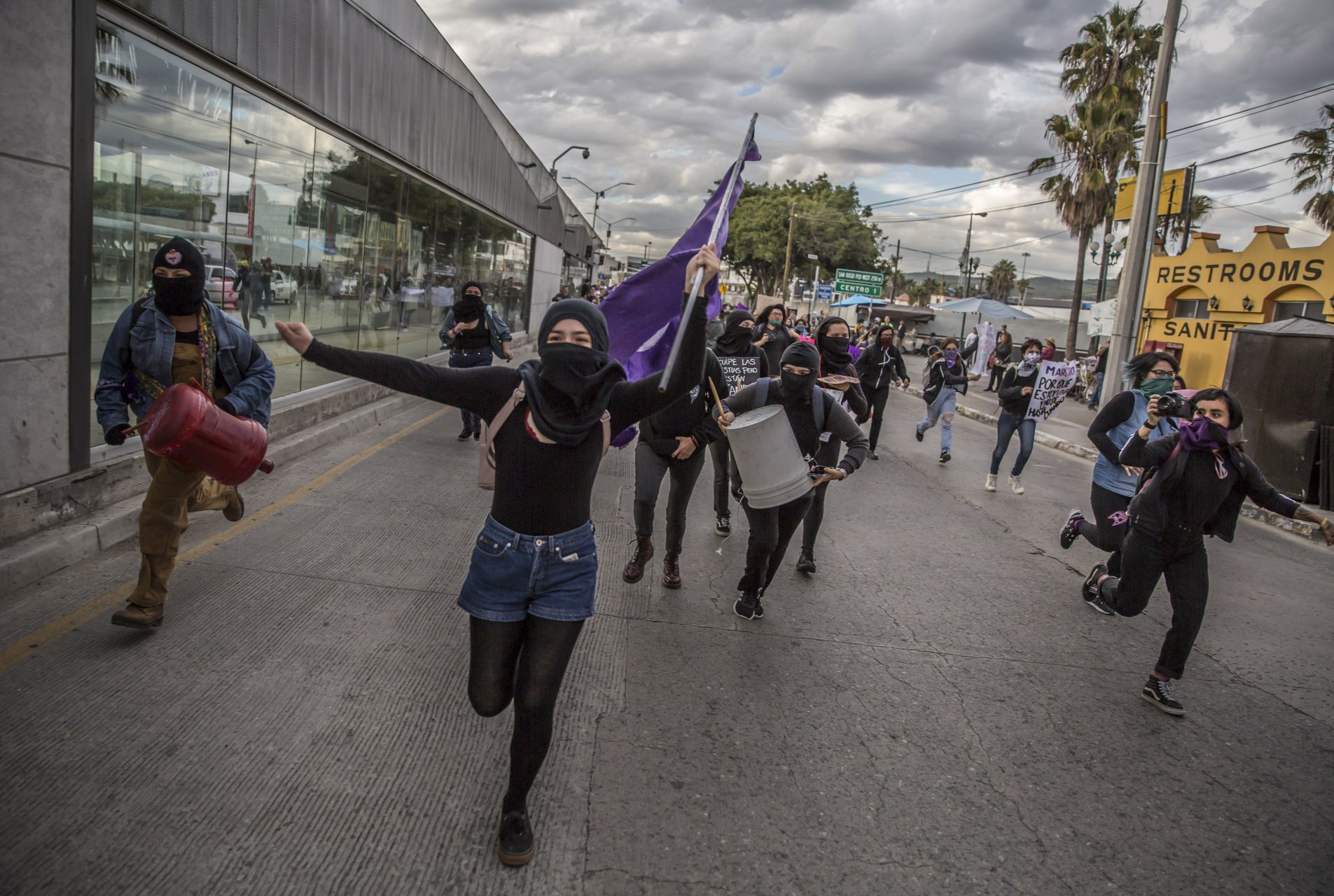 En la ciudad se reunieron en la garita internacional “El Chaparral” con el objetivo de bloquear el cruce fronterizo, (FOTO: OMAR MARTÍNEZ /CUARTOSCURO)